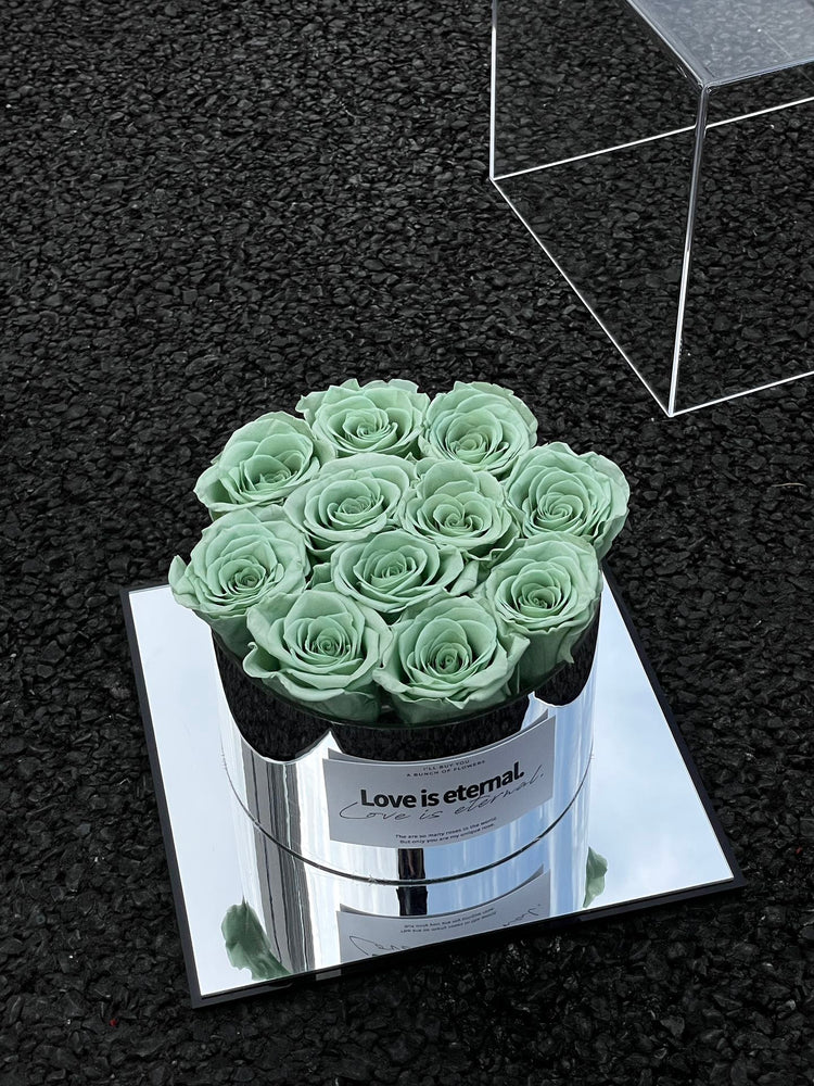 11 Roses Mirror Hug Bucket