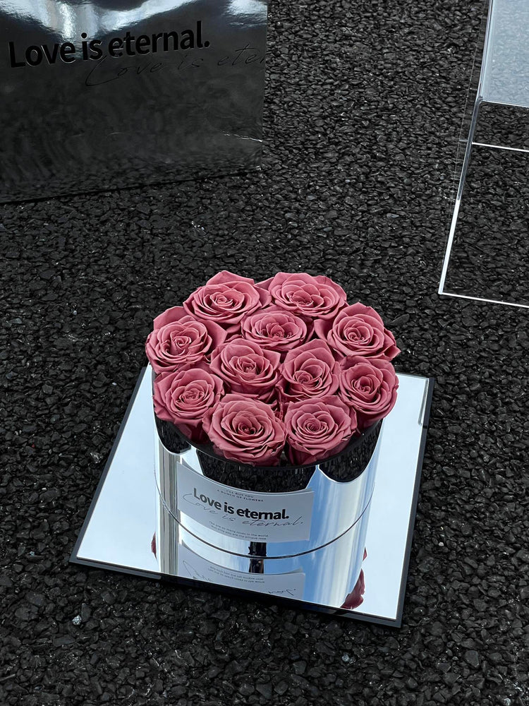 11 Roses Mirror Hug Bucket