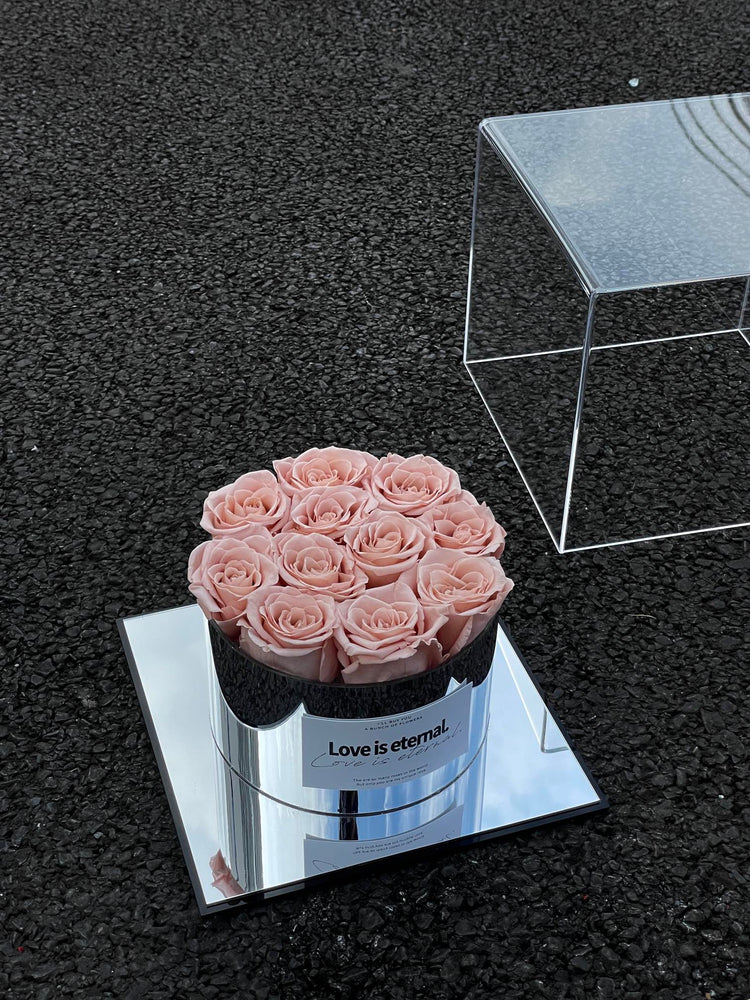 11 Roses Mirror Hug Bucket