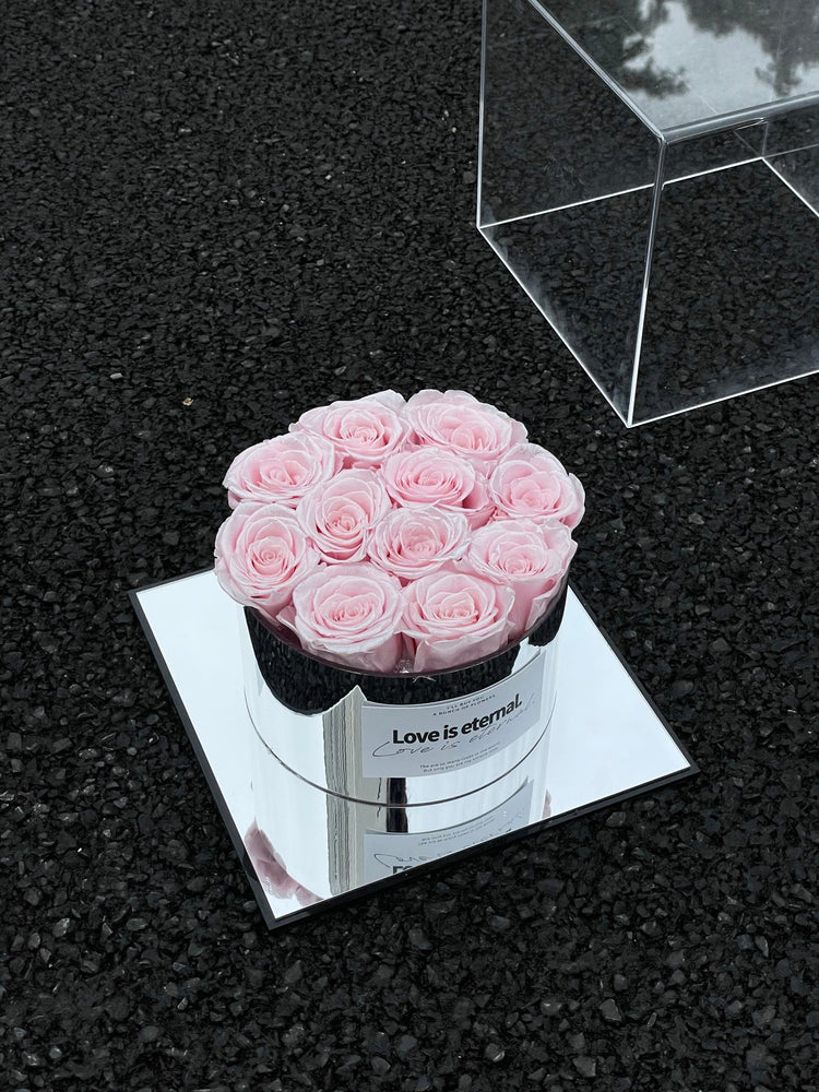 11 Roses Mirror Hug Bucket