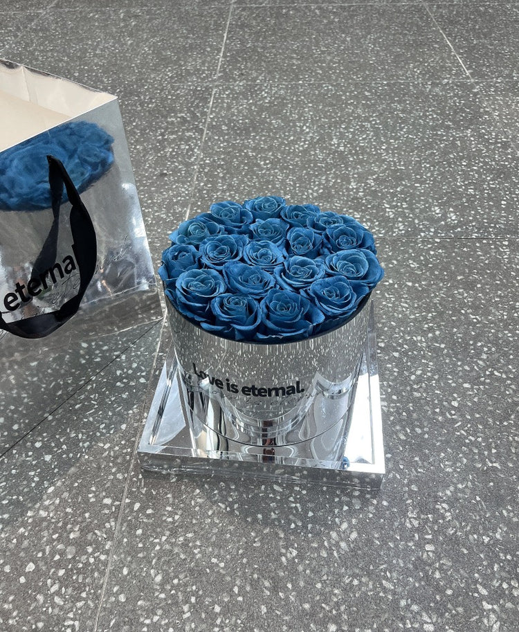 19 Roses Mirror Hug Bucket