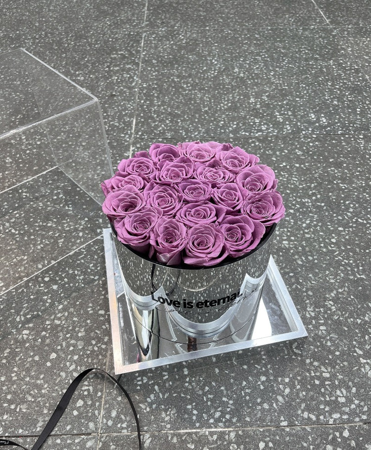 19 Roses Mirror Hug Bucket