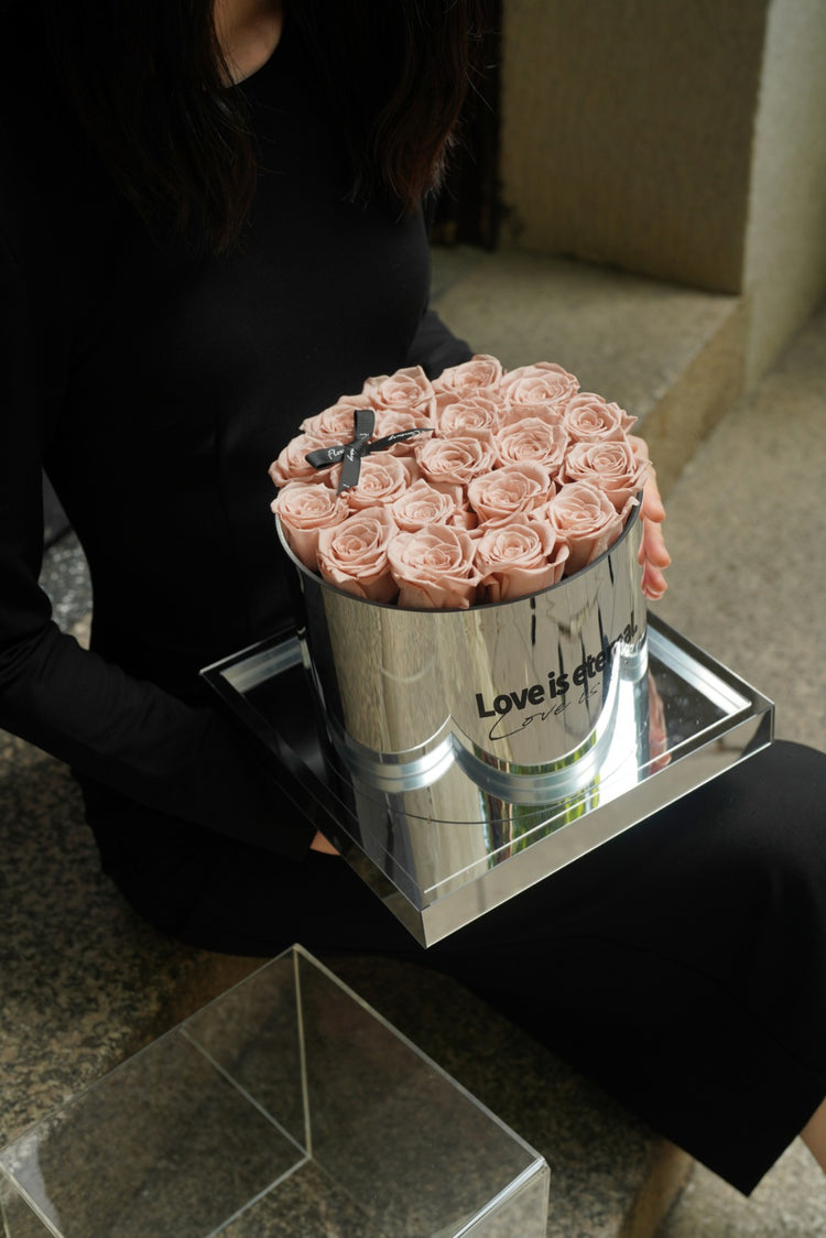 19 Roses Mirror Hug Bucket