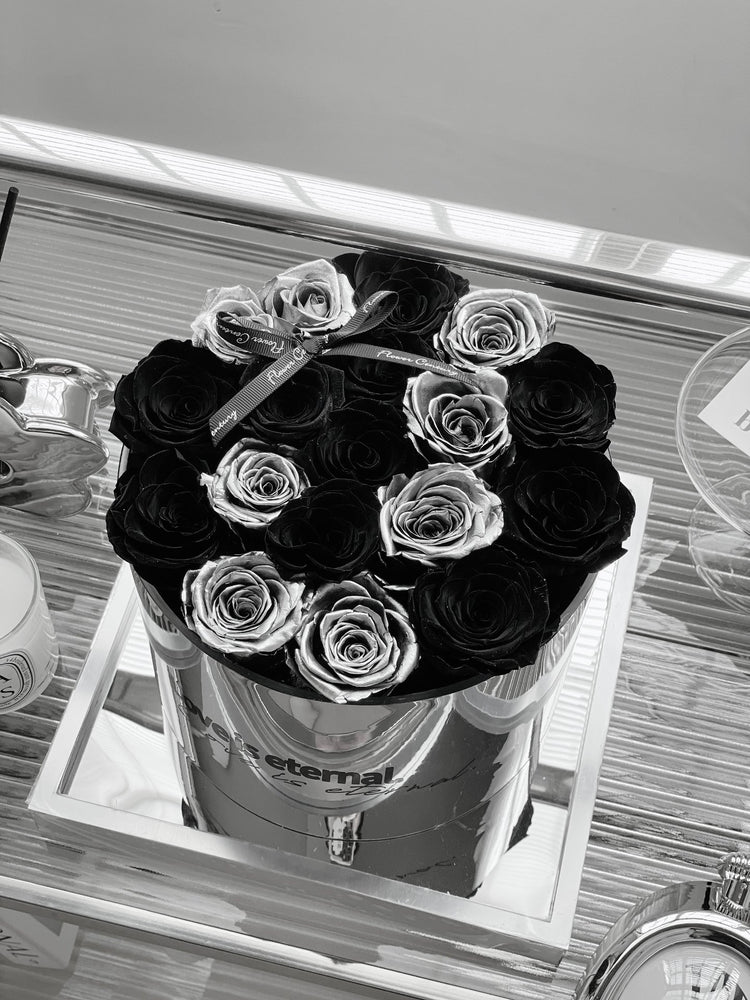 19 Roses Mirror Hug Bucket